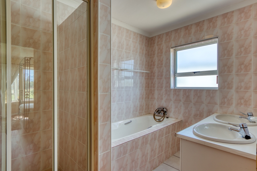 To Let 6 Bedroom Property for Rent in Greenways Golf Estate Western Cape